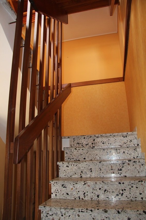 die Treppe zum Erdgeschoss